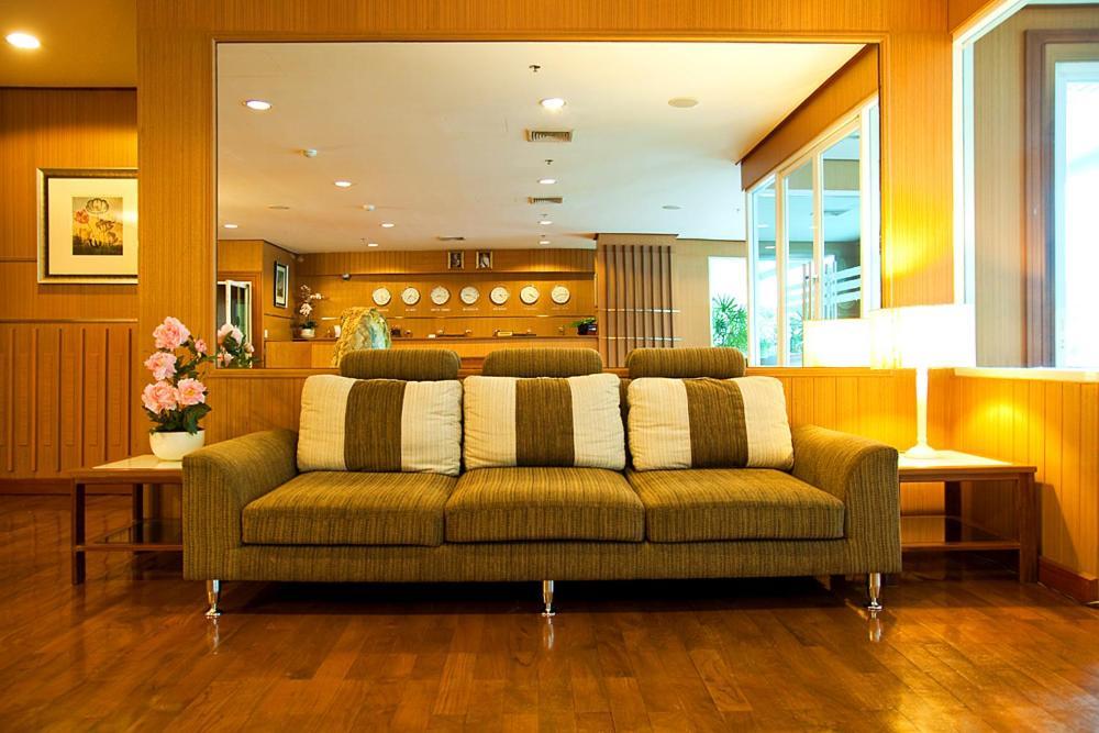 Laurel Suite Bangkok Exterior photo