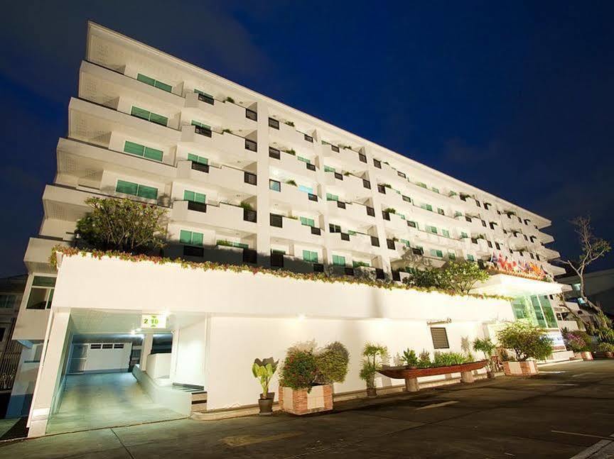 Laurel Suite Bangkok Exterior photo